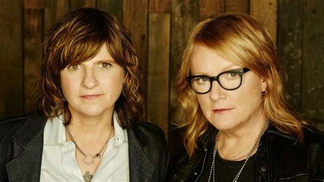 Indigo Girls Concert at Hartwall Arena: An Evening of Harmonies, Laughter, and Parisian Chic!